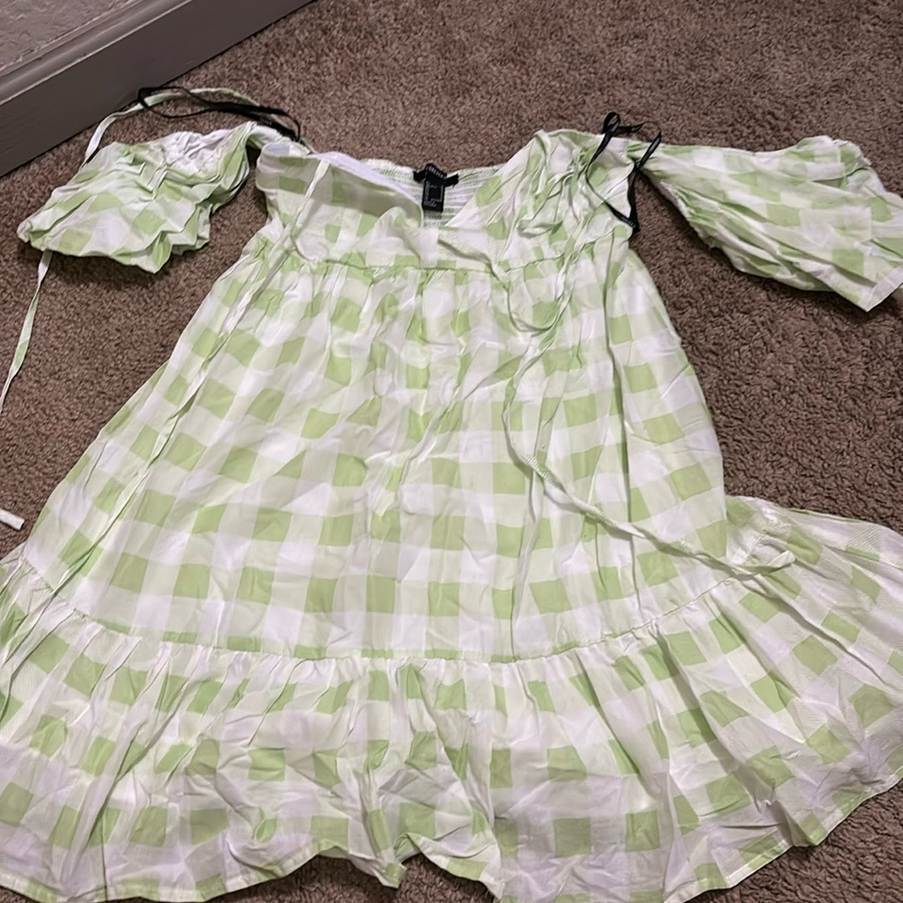 FLOWY GREEN DRESS